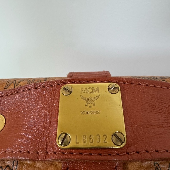 MCM VISETOS  VINTAGE COGNAC TWO SIDED LUGGAGE MESSENGER BAG. MADE IN GERMANY - Picture 4 of 16